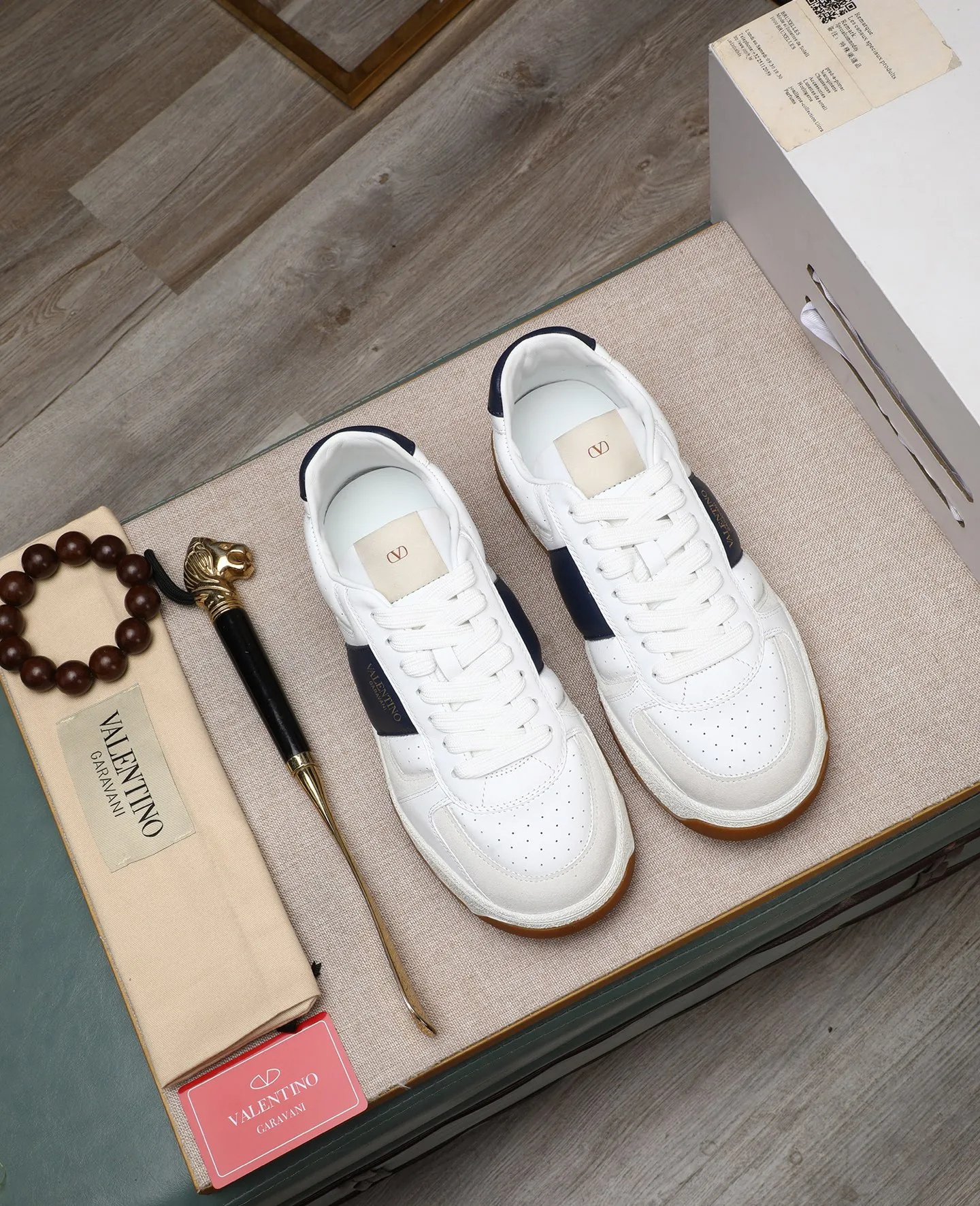Men's shoes 💰740 [Valentino] Couple model, size: ▪️Size: Women's model 35-40 Men's model 39-44 (45 customized) Valentino Valentino Couple model Joie de Jouer series Velcro Thick sole Bread shoes Couple model Casual sneakers White shoes Original purchase and development Production Joie de Jouer series The style is simple but not out of style. The pure white base is paired with fresh green and soft beige, and the unique Velcro design highlights your personality. Every detail tells fashion and quality. Wear it, take a confident step, and start the trend journey. Delivered in exquisite packaging🛍📦 ▪️Material: Original custom imported first-layer cowhide ▪️Inner lining: Original custom made soft sheepskin lining ▪️Outsole: Original open-molded non-slip TPU material ▪️Sole thickness: 3.5CM